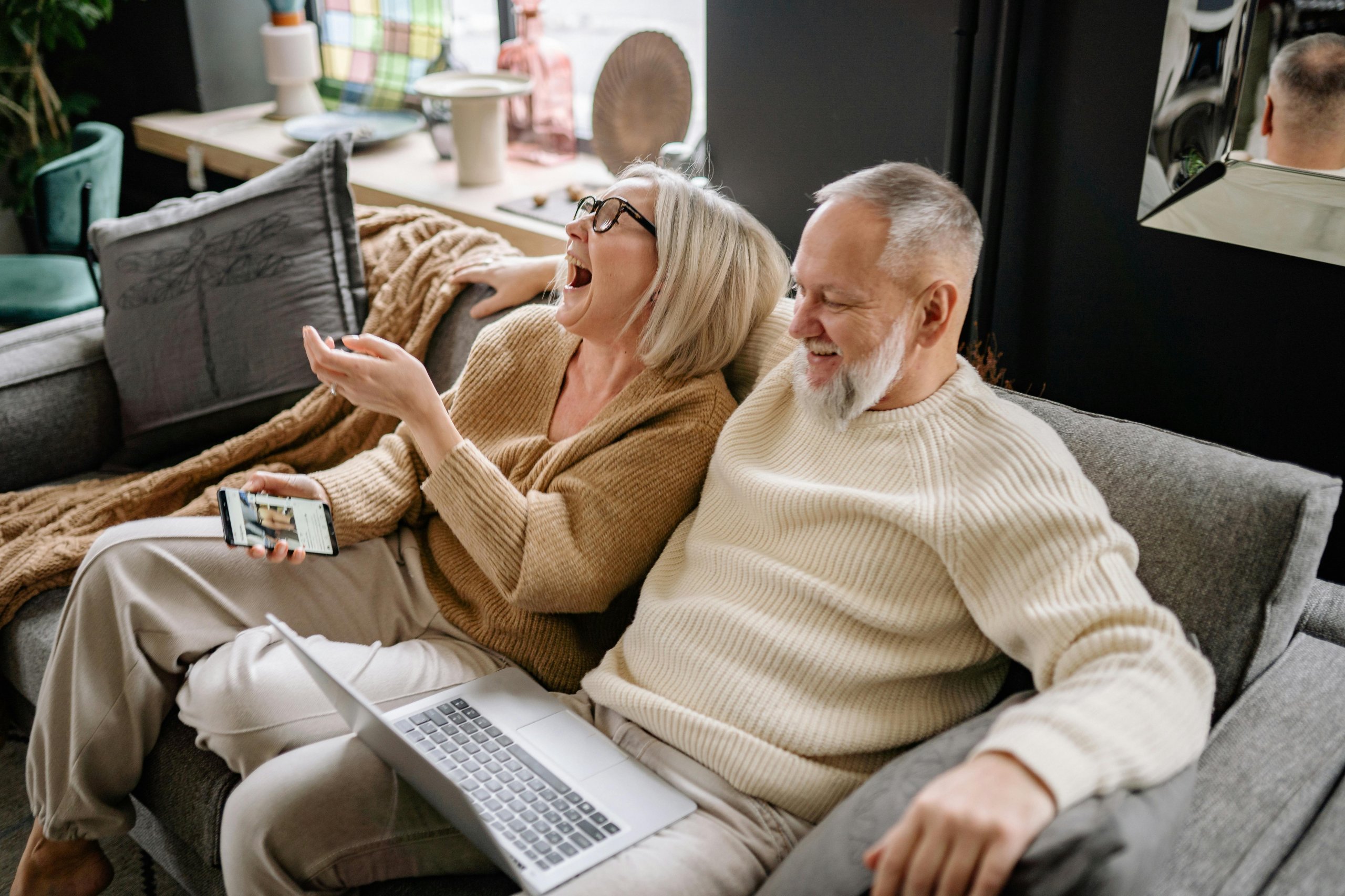 happy-conversation-seniors happy-conversation-seniors